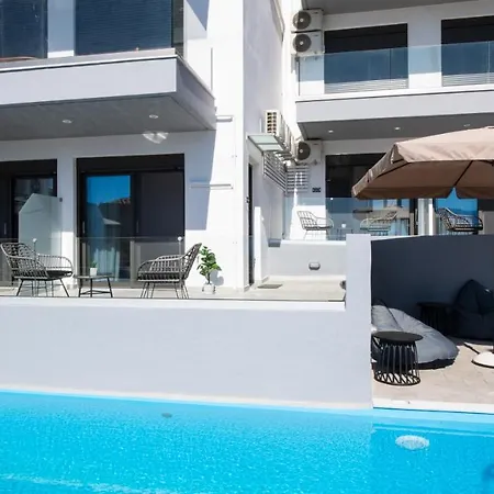 דירה Clelia's And Dione's Design Swimming Pool *