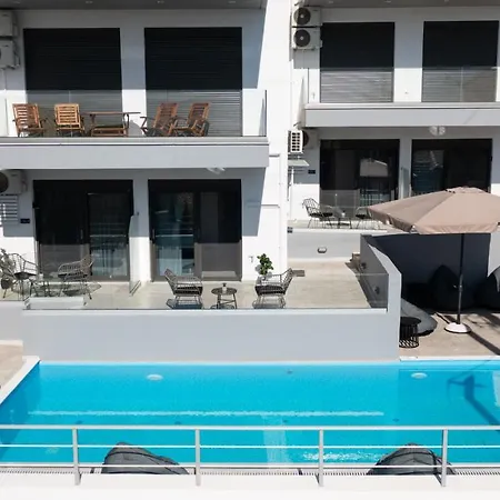 Clelia's And Dione's Design Swimming Pool דירה ניקיאנה